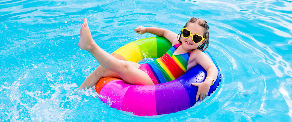 Kind mit Schwimmring im Wasser