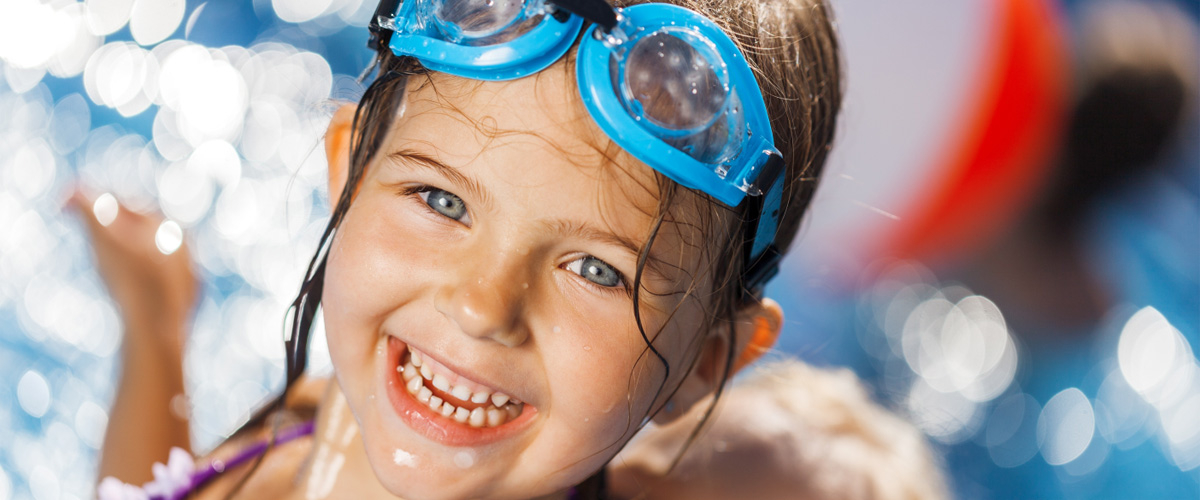 lachendes Kind mit Taucherbille